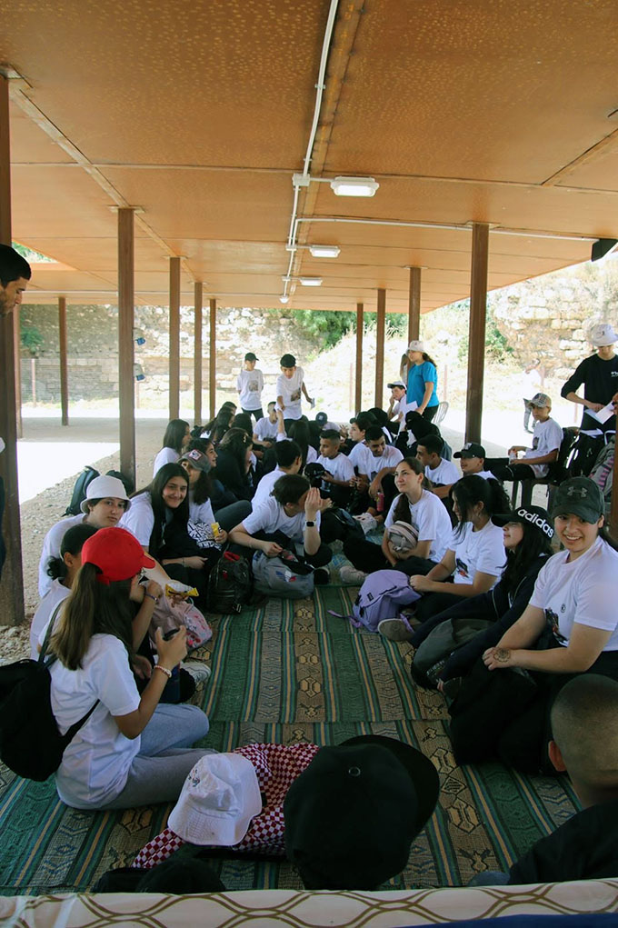 طلّاب طبقة الثوامن من اعدادية دار التربية والعلوم بجولة استكشافية لمعالم جلجولية 